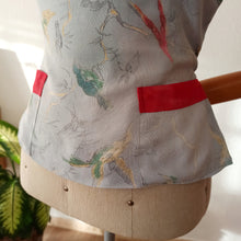 Charger l'image dans la galerie, 1950s - Lovely Birds Novelty Rayon Top - W30 (76cm)