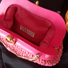 Laden Sie das Bild in den Galerie-Viewer, 1950s 1960s - Galeries LaFayette, Paris - Collector's Beaded Raffia Pink Handbag