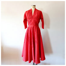 Charger l'image dans la galerie, 1940s 1950s - Richard Grossmark, London - Stunning Rouge Soft Taffeta Dress - W25 (64cm)