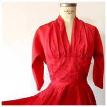 Charger l'image dans la galerie, 1940s 1950s - Richard Grossmark, London - Stunning Rouge Soft Taffeta Dress - W25 (64cm)