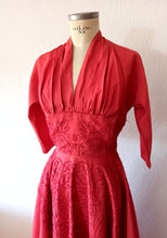 Charger l'image dans la galerie, 1940s 1950s - Richard Grossmark, London - Stunning Rouge Soft Taffeta Dress - W25 (64cm)