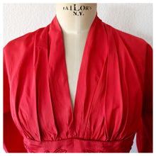 Charger l'image dans la galerie, 1940s 1950s - Richard Grossmark, London - Stunning Rouge Soft Taffeta Dress - W25 (64cm)