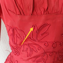 Charger l'image dans la galerie, 1940s 1950s - Richard Grossmark, London - Stunning Rouge Soft Taffeta Dress - W25 (64cm)