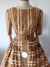 Charger l'image dans la galerie, 1950s - Stunning Massive Buttons Cotton Dress - W30 (76cm)