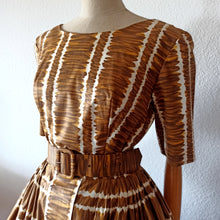 Charger l'image dans la galerie, 1950s - Stunning Massive Buttons Cotton Dress - W30 (76cm)