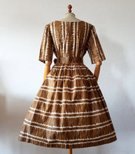 Charger l'image dans la galerie, 1950s - Stunning Massive Buttons Cotton Dress - W30 (76cm)