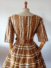 Charger l'image dans la galerie, 1950s - Stunning Massive Buttons Cotton Dress - W30 (76cm)