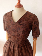 Charger l'image dans la galerie, 1950s 1960s - Elegant Brown Chocolate Rayon Lurex Dress - W26 (66cm)