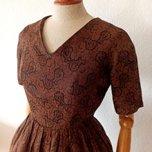 Charger l'image dans la galerie, 1950s 1960s - Elegant Brown Chocolate Rayon Lurex Dress - W26 (66cm)
