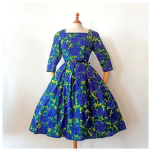 Charger l'image dans la galerie, 1950s - Modelhaus Manuela, Germany - Bluish Purple Roses Dress - W30 (76cm)