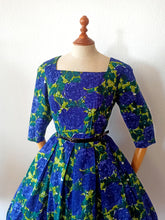 Charger l'image dans la galerie, 1950s - Modelhaus Manuela, Germany - Bluish Purple Roses Dress - W30 (76cm)