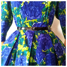 Charger l'image dans la galerie, 1950s - Modelhaus Manuela, Germany - Bluish Purple Roses Dress - W30 (76cm)