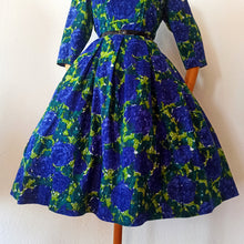 Charger l'image dans la galerie, 1950s - Modelhaus Manuela, Germany - Bluish Purple Roses Dress - W30 (76cm)