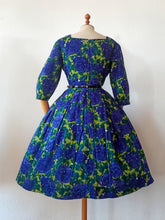 Charger l'image dans la galerie, 1950s - Modelhaus Manuela, Germany - Bluish Purple Roses Dress - W30 (76cm)