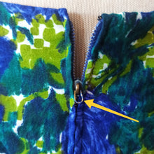 Charger l'image dans la galerie, 1950s - Modelhaus Manuela, Germany - Bluish Purple Roses Dress - W30 (76cm)