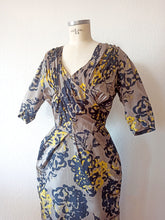 Charger l'image dans la galerie, 1950s - Spectacular French Couture Wildsilk Dress - W27 (68cm)