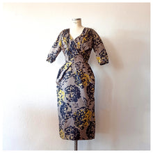Charger l'image dans la galerie, 1950s - Spectacular French Couture Wildsilk Dress - W27 (68cm)