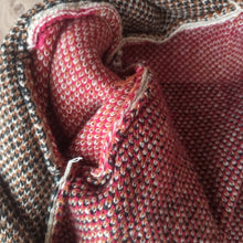 Laden Sie das Bild in den Galerie-Viewer, VTG - Fabulous Spider Tarantula Cowichan