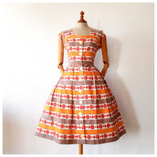 Charger l'image dans la galerie, 1950s - Stunning Abstract Orange Linen Dress - W28 (72cm)