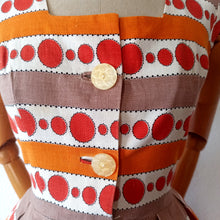 Charger l'image dans la galerie, 1950s - Stunning Abstract Orange Linen Dress - W28 (72cm)