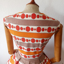 Charger l'image dans la galerie, 1950s - Stunning Abstract Orange Linen Dress - W28 (72cm)