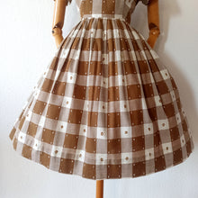 Charger l'image dans la galerie, 1950s - Adorable Brown Plaid Cotton Dress - W32 (82cm)