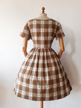 Charger l'image dans la galerie, 1950s - Adorable Brown Plaid Cotton Dress - W32 (82cm)