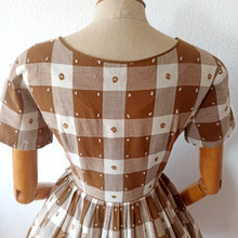 Charger l'image dans la galerie, 1950s - Adorable Brown Plaid Cotton Dress - W32 (82cm)