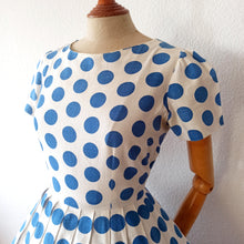 Charger l'image dans la galerie, 1950s 1960s - Gorgeous Iconic Blue Polkadots Dress - W28 (72cm)