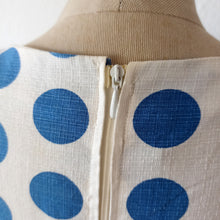 Charger l'image dans la galerie, 1950s 1960s - Gorgeous Iconic Blue Polkadots Dress - W28 (72cm)