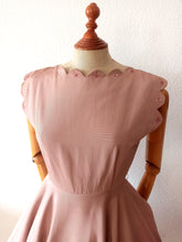 Charger l'image dans la galerie, 1950s - Adorable Antique Pink Beaded Dress - W27 (68cm)