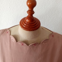 Charger l'image dans la galerie, 1950s - Adorable Antique Pink Beaded Dress - W27 (68cm)