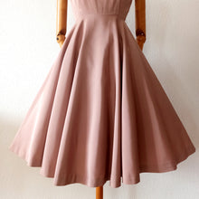 Charger l'image dans la galerie, 1950s - Adorable Antique Pink Beaded Dress - W27 (68cm)