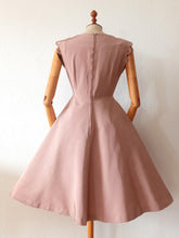 Charger l'image dans la galerie, 1950s - Adorable Antique Pink Beaded Dress - W27 (68cm)