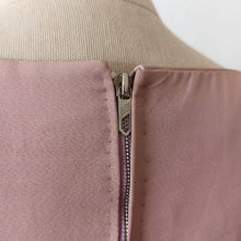 Charger l'image dans la galerie, 1950s - Adorable Antique Pink Beaded Dress - W27 (68cm)