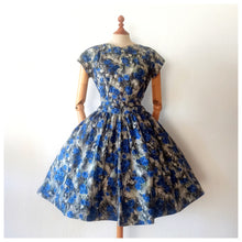 Charger l'image dans la galerie, 1950s 1960s - Gorgeous Blue Poppies Soft Satin Dress - W32 (82cm)