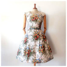 Charger l'image dans la galerie, 1950s - Stunning Spring Flowers Cotton Dress - W27.5 (70cm)