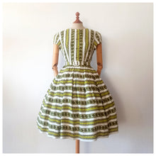 Charger l'image dans la galerie, 1950s - Gorgeous Green Floral Rayon Dress - W29 (74cm)