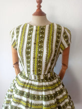 Charger l'image dans la galerie, 1950s - Gorgeous Green Floral Rayon Dress - W29 (74cm)