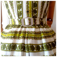 Charger l'image dans la galerie, 1950s - Gorgeous Green Floral Rayon Dress - W29 (74cm)