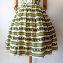 Charger l'image dans la galerie, 1950s - Gorgeous Green Floral Rayon Dress - W29 (74cm)