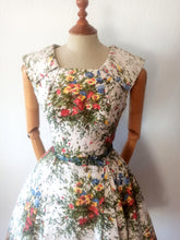 Charger l'image dans la galerie, 1950s - Stunning Spring Flowers Cotton Dress - W27.5 (70cm)