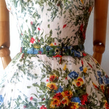 Charger l'image dans la galerie, 1950s - Stunning Spring Flowers Cotton Dress - W27.5 (70cm)
