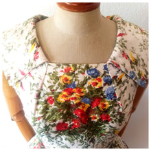 Charger l'image dans la galerie, 1950s - Stunning Spring Flowers Cotton Dress - W27.5 (70cm)