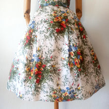 Charger l'image dans la galerie, 1950s - Stunning Spring Flowers Cotton Dress - W27.5 (70cm)