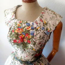 Charger l'image dans la galerie, 1950s - Stunning Spring Flowers Cotton Dress - W27.5 (70cm)