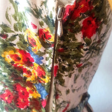 Charger l'image dans la galerie, 1950s - Stunning Spring Flowers Cotton Dress - W27.5 (70cm)