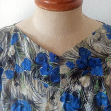 Charger l'image dans la galerie, 1950s 1960s - Gorgeous Blue Poppies Soft Satin Dress - W32 (82cm)