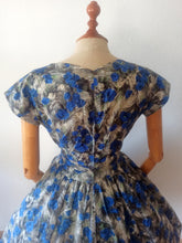 Charger l'image dans la galerie, 1950s 1960s - Gorgeous Blue Poppies Soft Satin Dress - W32 (82cm)