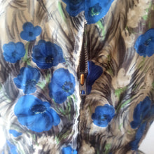 Charger l'image dans la galerie, 1950s 1960s - Gorgeous Blue Poppies Soft Satin Dress - W32 (82cm)